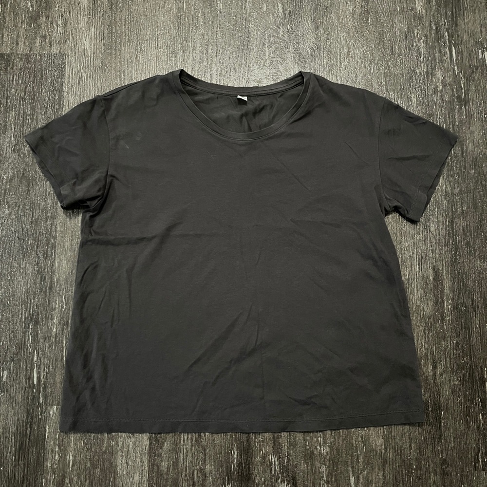 UNIQLO AIRism T-Shirt Medium Gray Short Sleeve Athleisure Basic Top